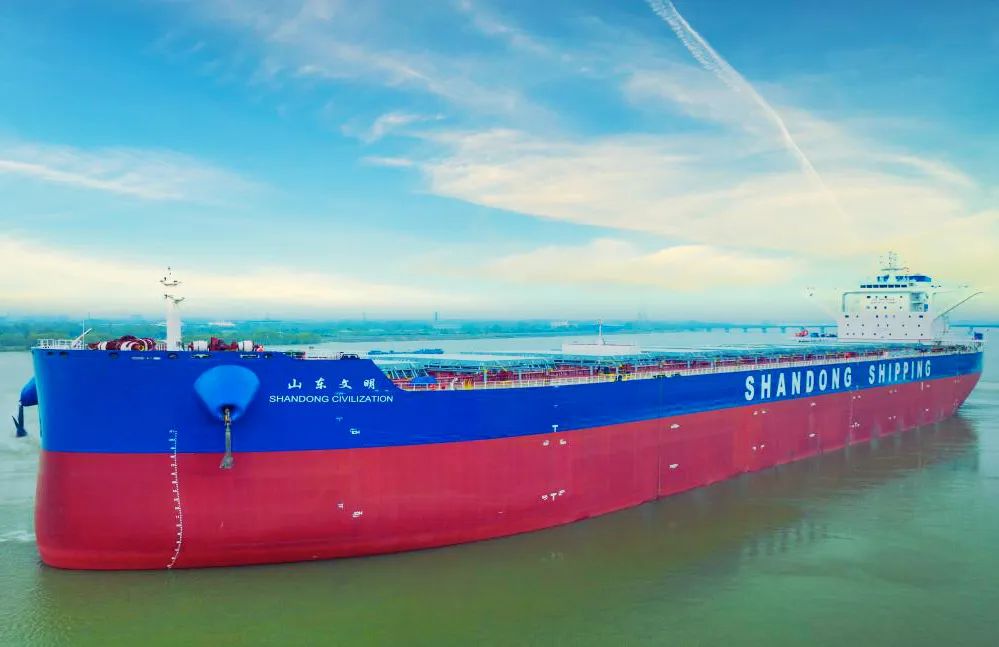“山東文明”輪在浙江舟山順利交付,標(biāo)志著山東海運(yùn)與德國(guó)萊茵集團(tuán)10艘21萬(wàn)載重噸干散貨船項(xiàng)目船舶全部建成投入運(yùn)營(yíng)